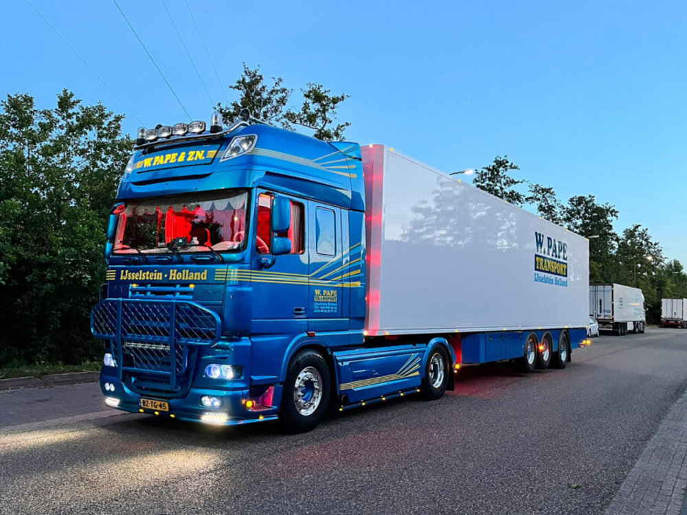 WSI WSI DAF 105XF Super Space Cab met 3-as box oplegger W. PAPE Transport