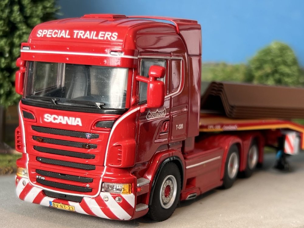 WSI WSI Scania R6 Highline 6x4 + 4-axle semi lowloader + Load load Nooteboom red line