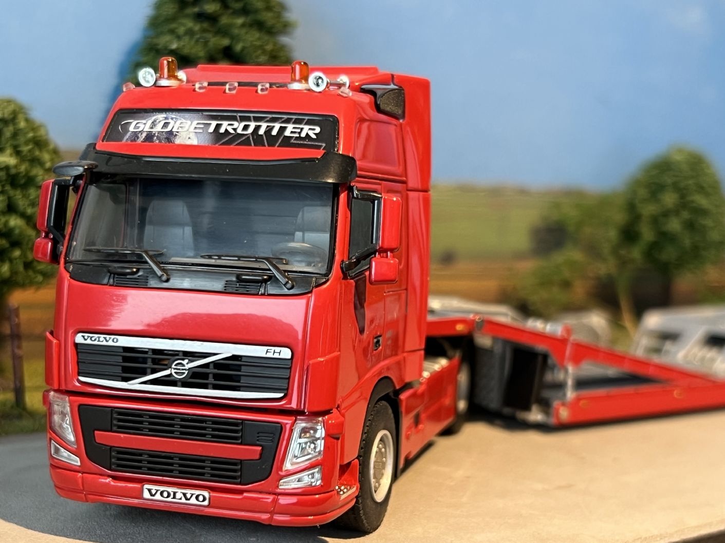 WSI Volvo FH Globetrotter XL 4x2 with 3-axle trucktransporter