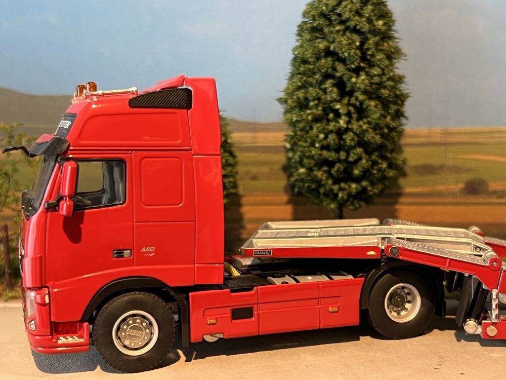 WSI WSI Volvo FH Globetrotter XL 4x2 met 3-as trucktransporter oplegger