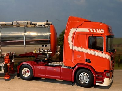 Tekno Tekno Scania Next Gen R450 with 3-axle tank trailer TVT