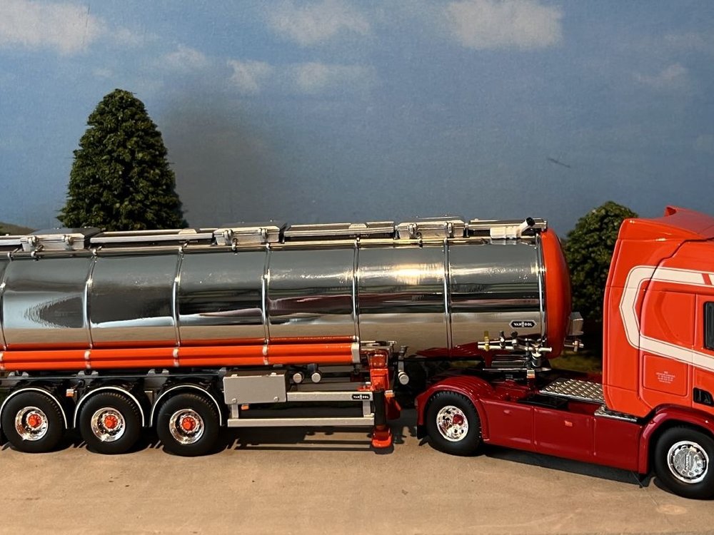 Tekno Tekno Scania Next Gen R450 with 3-axle tank trailer TVT