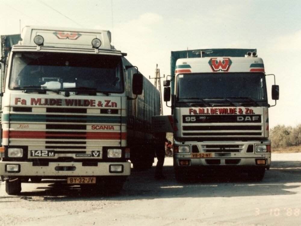 Tekno Tekno Scania 142 met 3-assige klassieke huifoplegger M.J. de Wilde