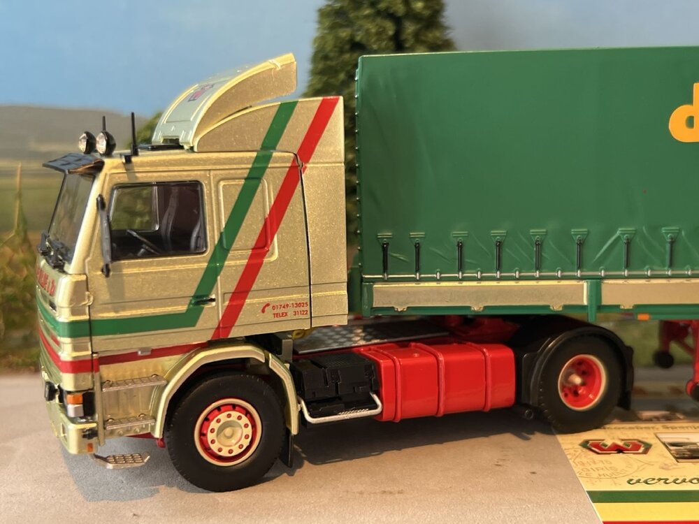 Tekno Tekno Scania 142 met 3-assige klassieke huifoplegger M.J. de Wilde