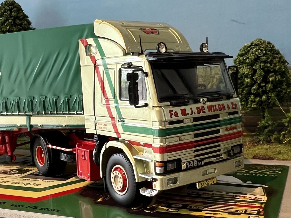 Tekno Tekno Scania 142 met 3-assige klassieke huifoplegger M.J. de Wilde