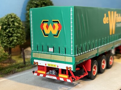 Tekno Tekno Scania 142 met 3-assige klassieke huifoplegger M.J. de Wilde