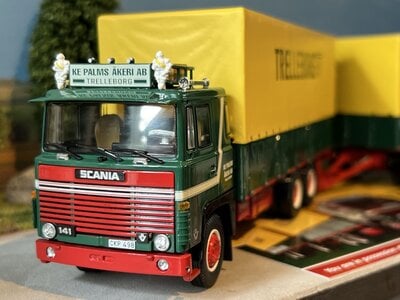 Tekno Tekno Scania 141 motorwagen met Zweedse huifaanhanger PALMS