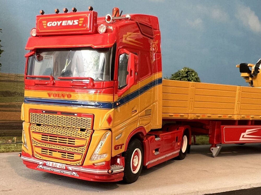 WSI Volvo FH5 Globetrotter 4x2 with 3axle brick trailer GOYENS