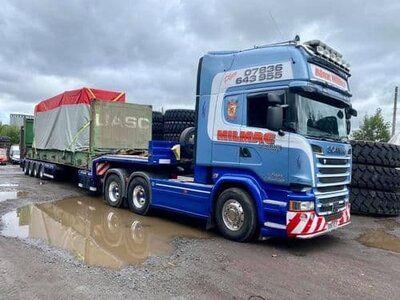 WSI WSI EXCLUSIEF Scania R520 6x4 with a 4-axle ramped lowloader MILMAC Haulage