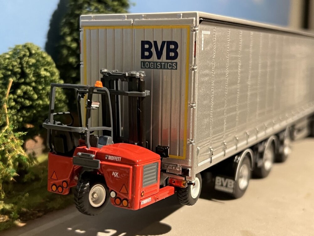 Tekno Tekno DAF XF Super Space Cab met schuifzeilenoplegger en Moffet heftruck BVB Logistics