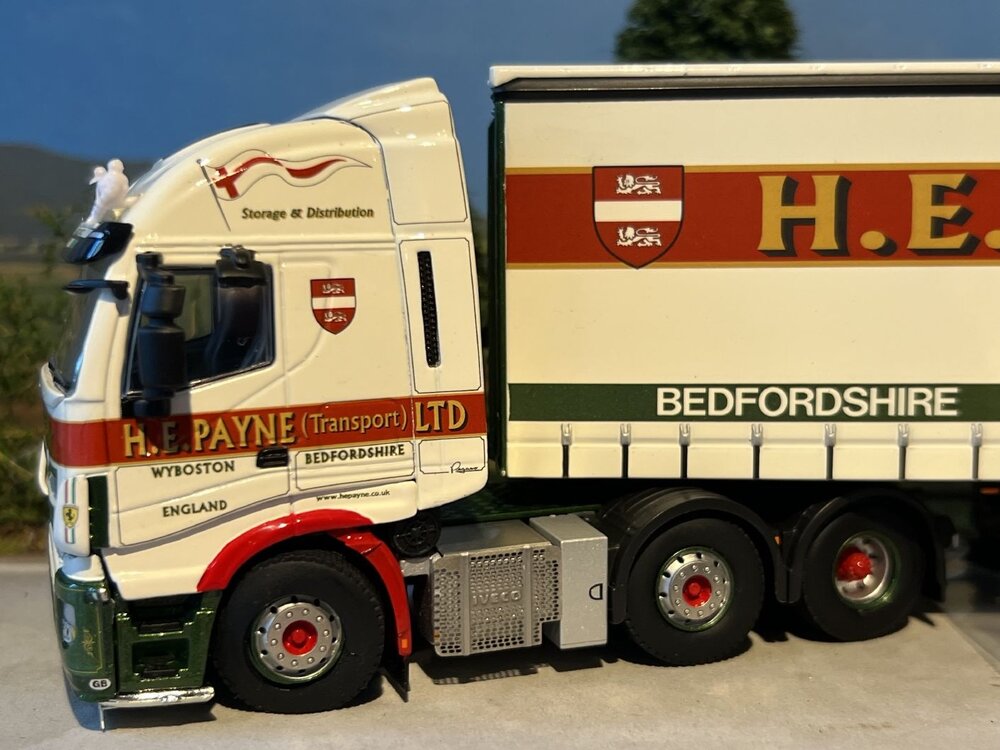 WSI WSI Iveco Stralis 6x2 twin steer 6x2 met 3-as schuifzeilen oplegger H.E. PAYNE