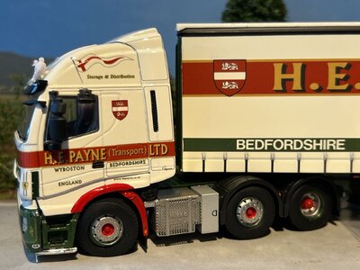 WSI WSI Iveco Stralis 6x2 twin steer 6x2 met 3-as schuifzeilen oplegger H.E. PAYNE