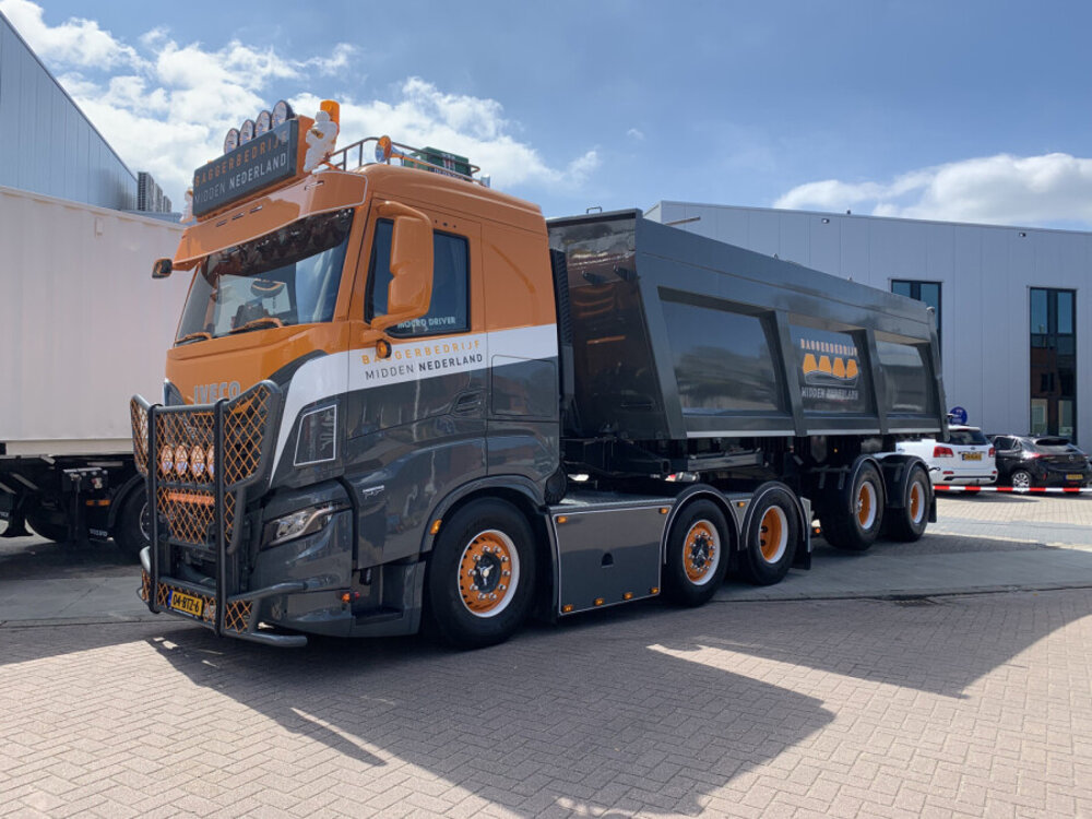 WSI WSI Iveco S-Way 6x2 + 2-axle halfpipe tipper trailer Baggerbedrijf Midden Nederland