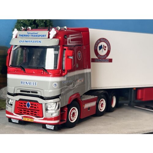 WSI WSI Renault trucks T High 6x2 3-axle reefer trailer Wetter