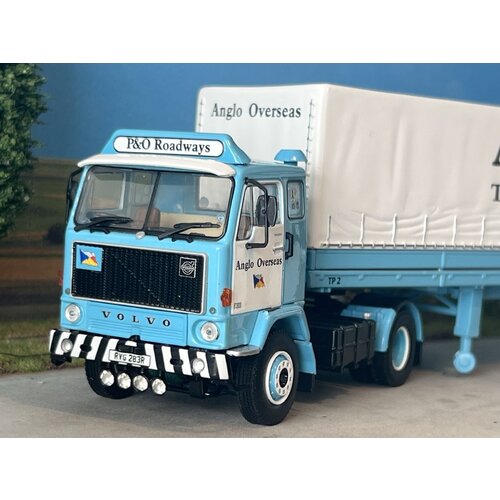WSI WSI Volvo F88 4x2 met 2-as classic schuifzeilen oplegger P&O Roadways WSI WSI Volvo F88 4x2 met 2-as classic schuifzeilen oplegger P&O Roadways