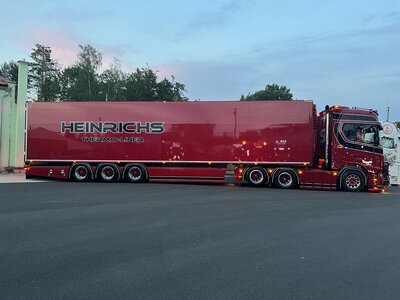 Tekno Tekno Scania Next Gen sleepas met 3-assige koeloplegger HEINRICHS