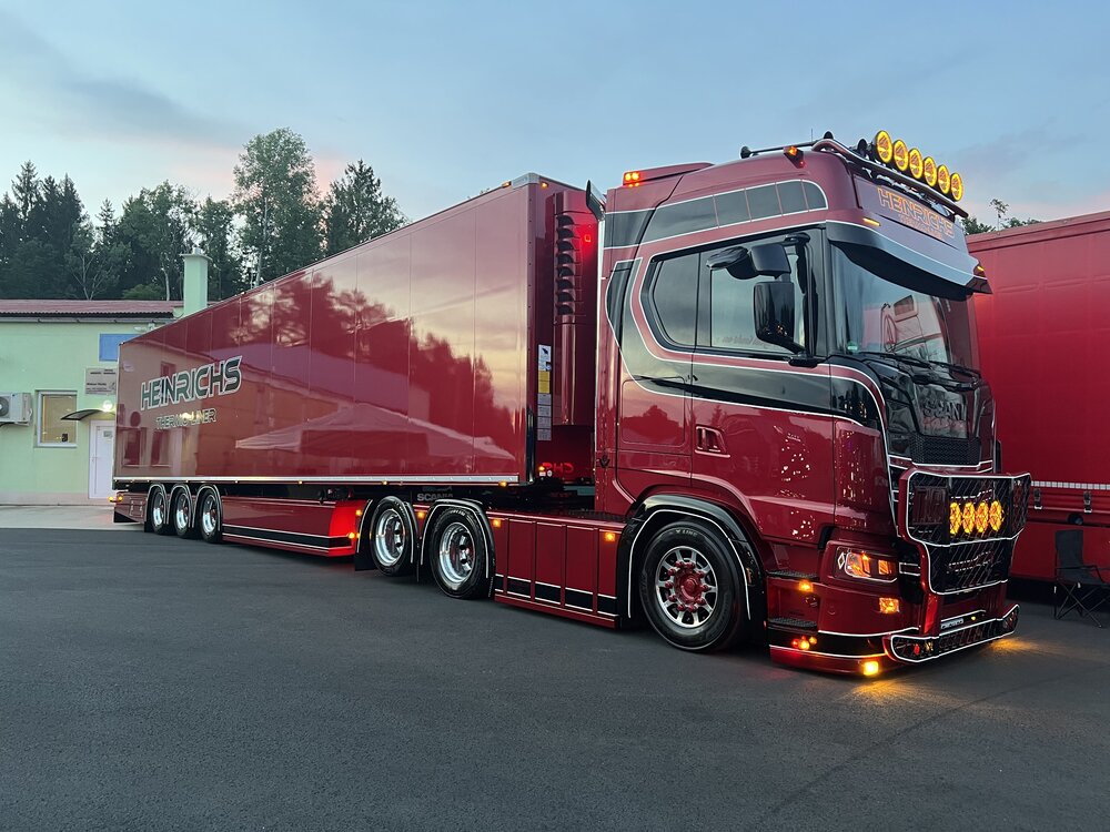 Tekno Tekno Scania Next Gen 6x2 with 3-axle reefer trailer HEINRICHS