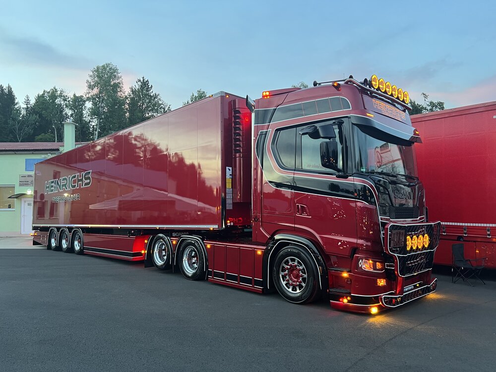 Tekno Tekno Scania Next Gen 6x2 with 3-axle reefer trailer HEINRICHS