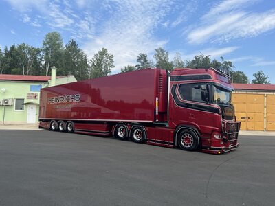 Tekno Tekno Scania Next Gen sleepas met 3-assige koeloplegger HEINRICHS