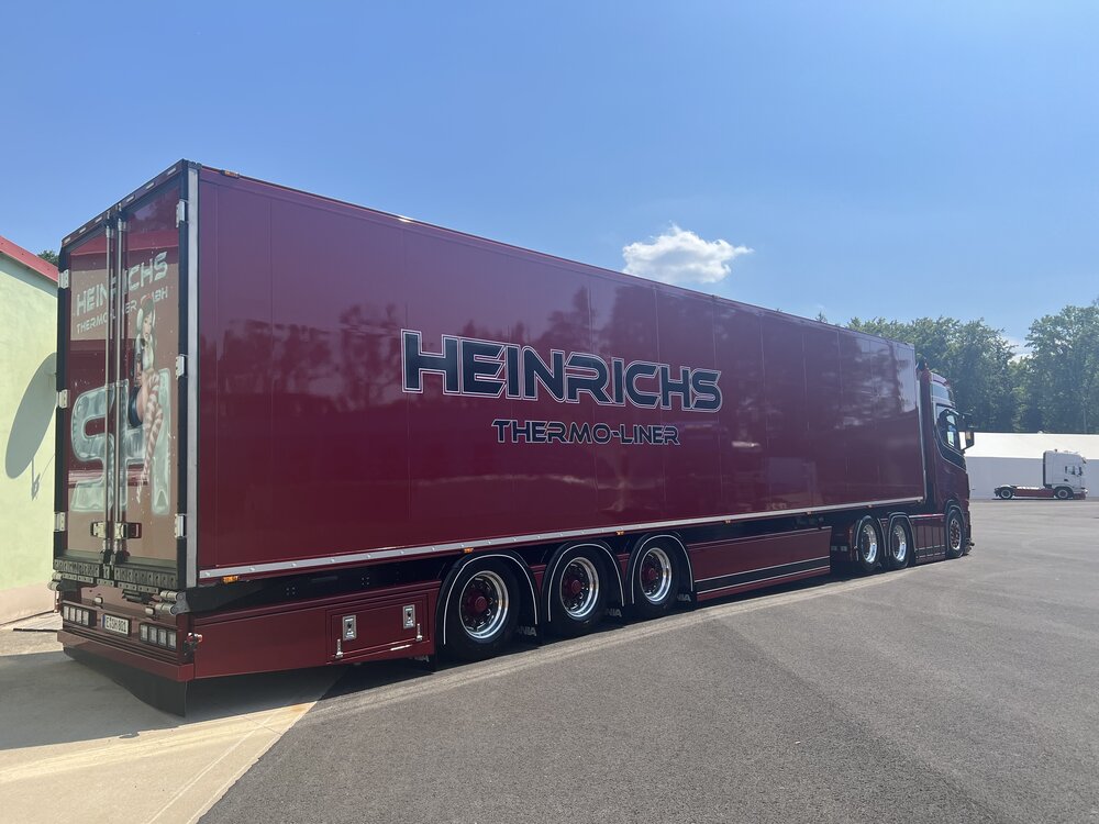 Tekno Tekno Scania Next Gen sleepas met 3-assige koeloplegger HEINRICHS