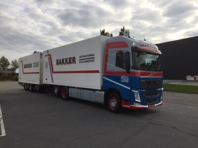 Tekno Tekno Volvo FH04 Globetrotter XL motorwagen met 2-assige wipkar BAKKER KOELTRANSPORT