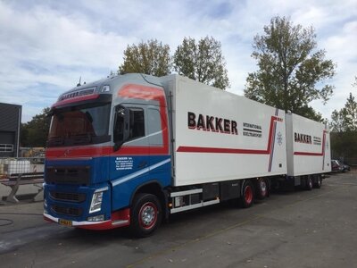 Tekno Tekno Volvo FH04 Globetrotter XL motorwagen met 2-assige wipkar BAKKER KOELTRANSPORT