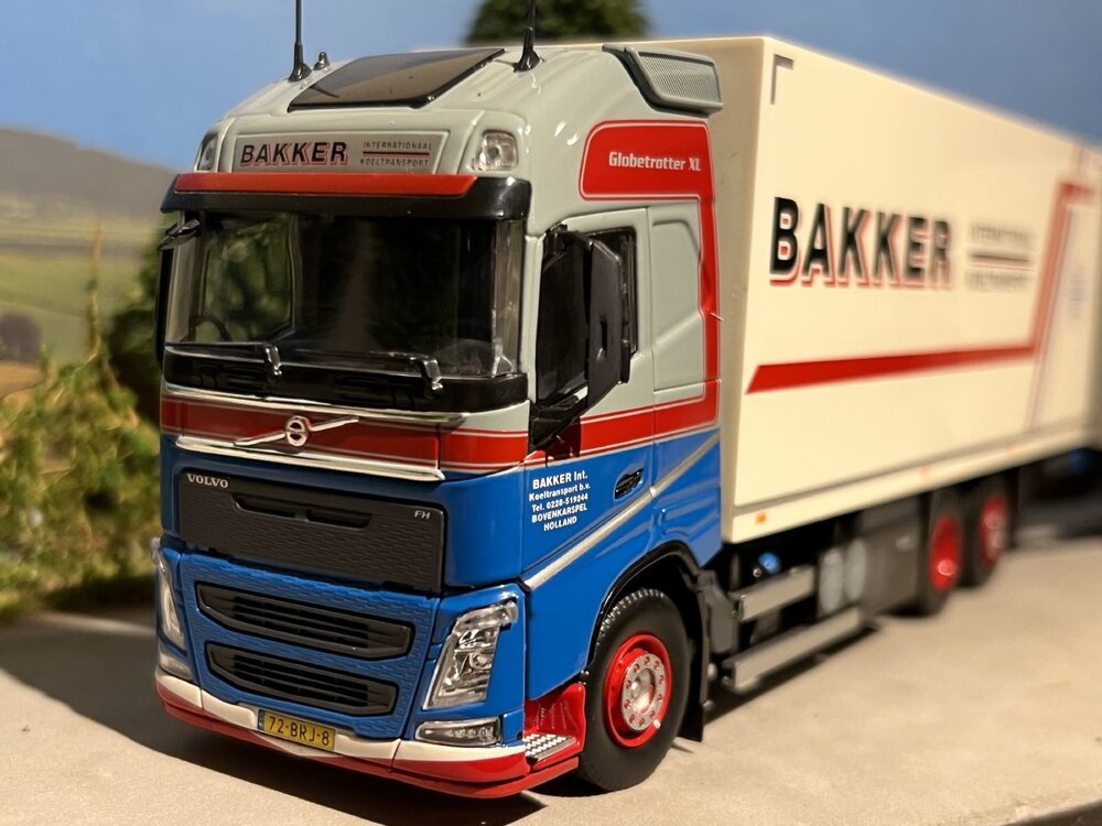 Tekno Tekno Volvo FH04 Globetrotter XL motorwagen met 2-assige wipkar BAKKER KOELTRANSPORT