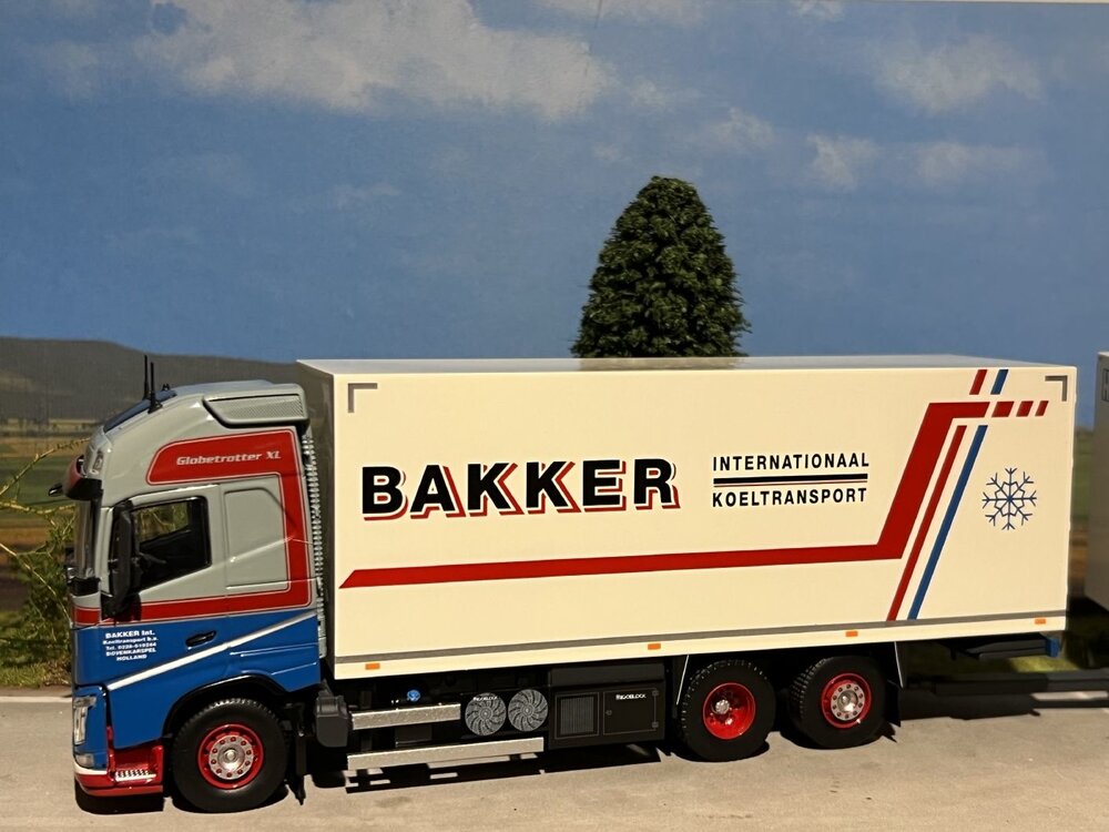 Tekno Tekno Volvo FH04 Globetrotter XL motorwagen met 2-assige wipkar BAKKER KOELTRANSPORT