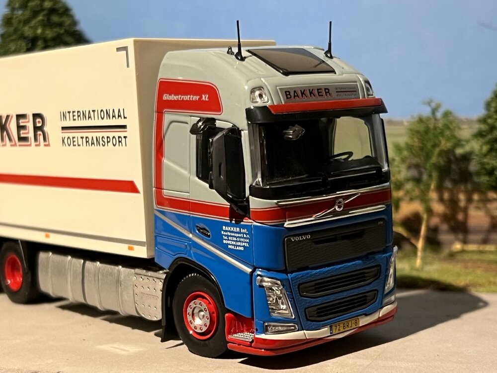 Tekno Tekno Volvo FH04 Globetrotter XL motorwagen met 2-assige wipkar BAKKER KOELTRANSPORT