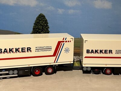 Tekno Tekno Volvo FH04 Globetrotter XL motorwagen met 2-assige wipkar BAKKER KOELTRANSPORT