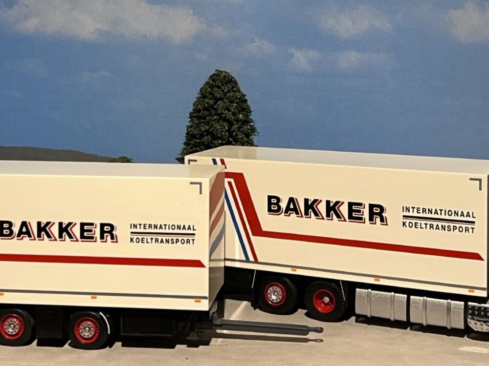 Tekno Tekno Volvo FH04 Globetrotter XL motorwagen met 2-assige wipkar BAKKER KOELTRANSPORT