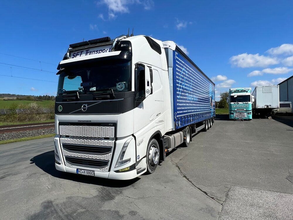 Tekno Tekno Volvo FH5 Globetrotter met schuifzeilentrailer MÜLLER SPENDENTRUCK