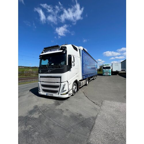 Tekno Tekno Volvo FH5 Globetrotter with curtainside trailer MÜLLER SPENDENTRUCK