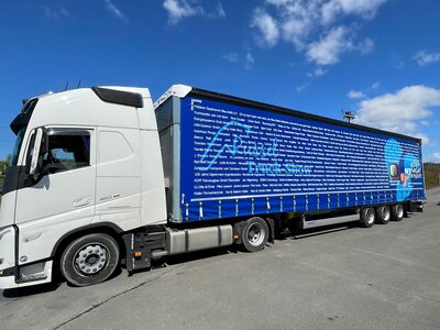 Tekno Tekno Volvo FH5 Globetrotter with curtainside trailer MÜLLER SPENDENTRUCK