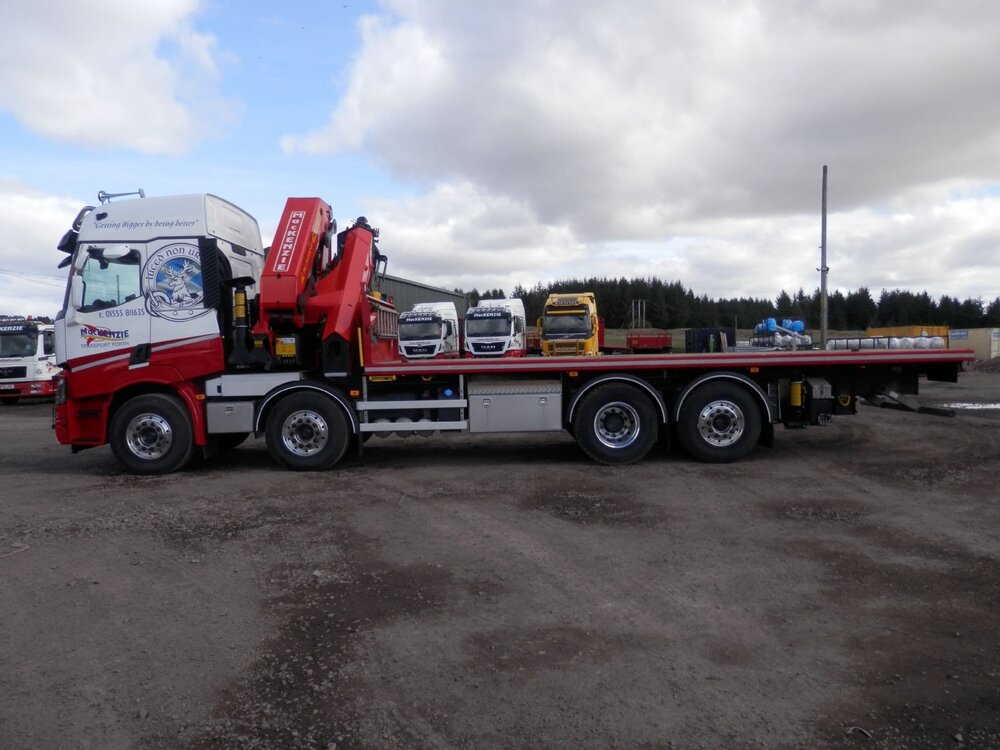 WSI WSI Renault T 8x2 rigid truck flatbed + Palfinger MacKENZIE