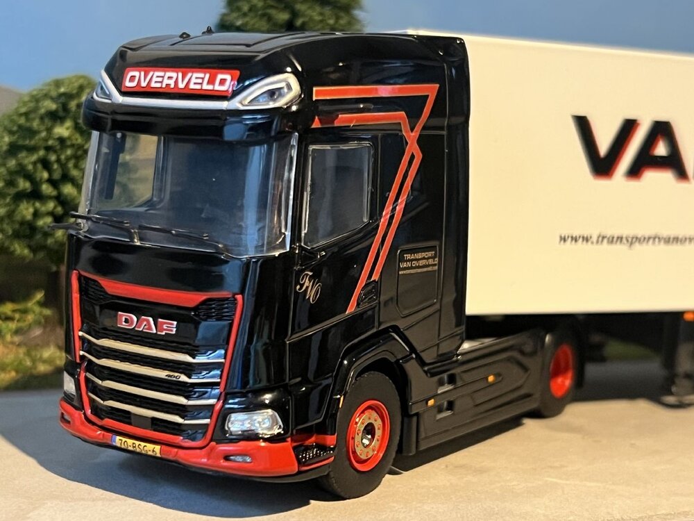 WSI WSI DAF XG+ 4x2 met 3-as box oplegger van Overveld