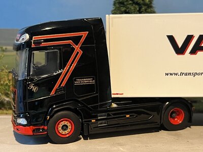 WSI WSI DAF XG+ 4x2 met 3-as box oplegger van Overveld