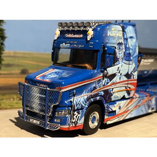 WSI WSI Scania Vlastuin Torpedo 8x4 met haakarm systeem + haakarm asfalt container MOLANDER WSI WSI Scania Vlastuin Torpedo 8x4 met haakarm systeem + haakarm asfalt container MOLANDER