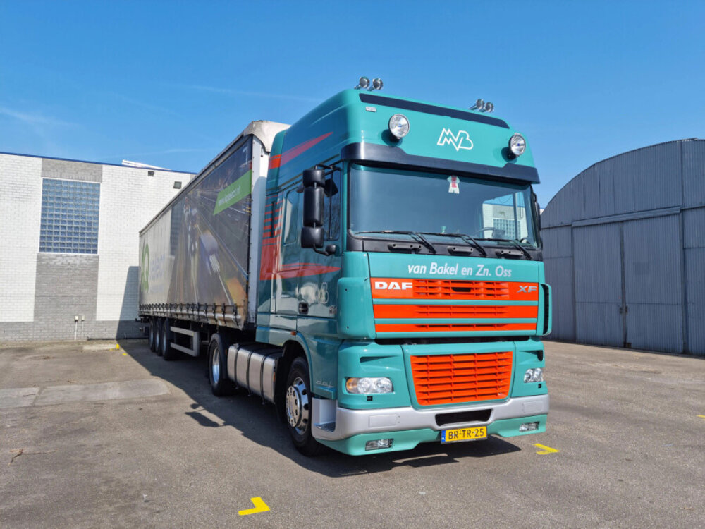 WSI WSI DAF 95XF Super Space Cab + 3-as schuifzeilen oplegger VAN BAKEL