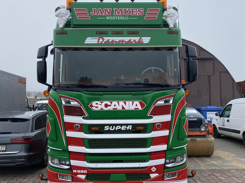 Tekno Tekno Scania Next Gen 6x2 met 3-as schuifzeilentrailer JAN MUES