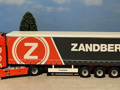 WSI WSI Mercedes Actros MP4 Big Space 4x2 met 3-as schuifzeilen oplegger ZANDBERGEN TRANSPORT