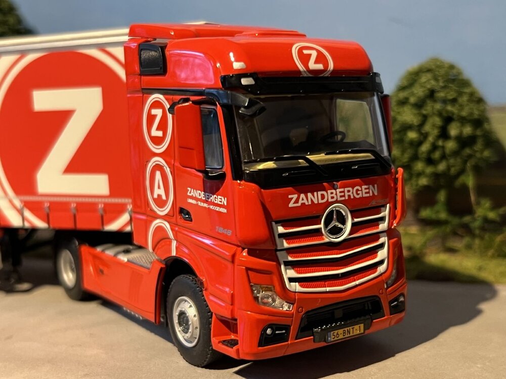 WSI WSI Mercedes Actros MP4 Big Space 4x2 met 3-as schuifzeilen oplegger ZANDBERGEN TRANSPORT