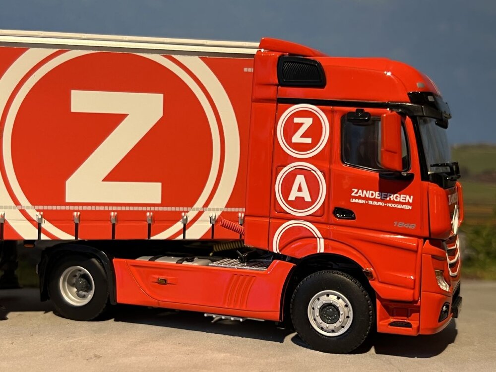 WSI WSI Mercedes Actros MP4 Big Space 4x2 met 3-as schuifzeilen oplegger ZANDBERGEN TRANSPORT