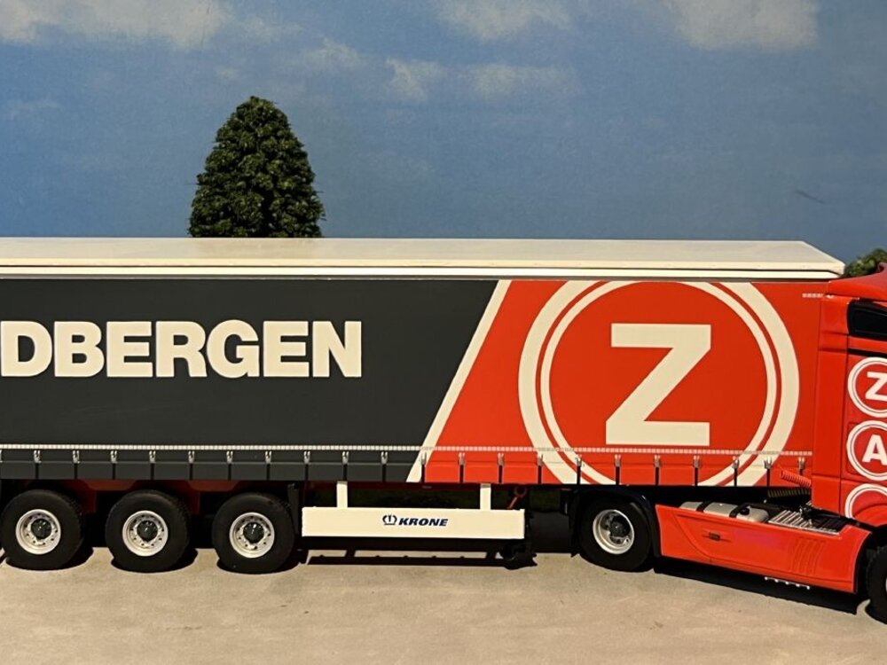 WSI WSI Mercedes Actros MP4 Big Space 4x2 met 3-as schuifzeilen oplegger ZANDBERGEN TRANSPORT