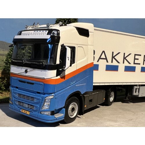 WSI WSI Volvo FH4 Globetrotter 4x2 met 3-as boxoplegger BAKKER & SCHILDER WSI WSI Volvo FH4 Globetrotter 4x2 met 3-as boxoplegger BAKKER & SCHILDER