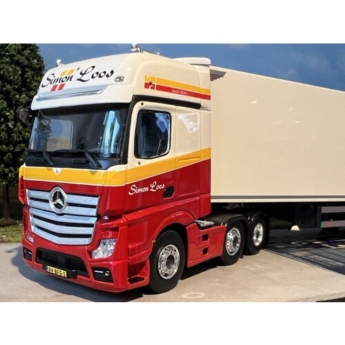 Tekno Tekno Mercedes Actros Gigaspace with 3-axle reefer trailer SIMON LOOS Tekno Tekno Mercedes Actros Gigaspace with 3-axle reefer trailer SIMON LOOS