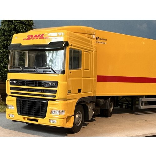 Tekno Tekno DAF 95XF/380 Space Cab 4x2 met 3 as Gesloten oplegger DHL Tekno Tekno DAF 95XF/380 Space Cab 4x2 met 3 as Gesloten oplegger DHL
