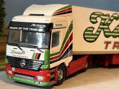 Tekno Tekno Mercedes-Benz L Actros 4x2 met 3 as Koeloplegger KAATEE TRANSPORT