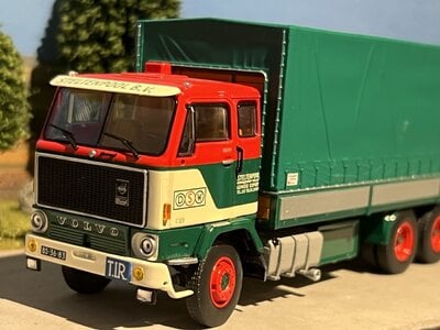 Tekno Volvo F89 rigid truck with 2-axle classic tilt trailer DSW