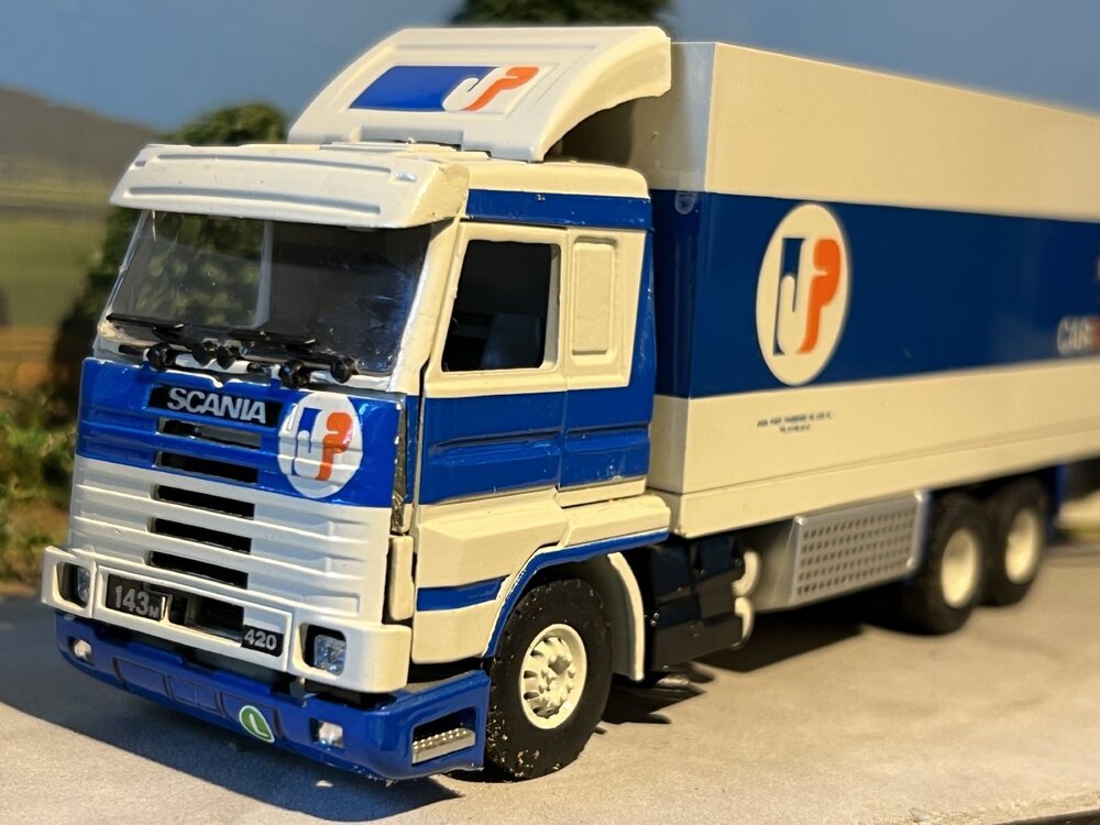 Tekno Tekno Scania 143M/420 streamline 6x2 Voorwagen met 2 as wipkar Koelkombi CARGOBOSS "Jaco Poot"